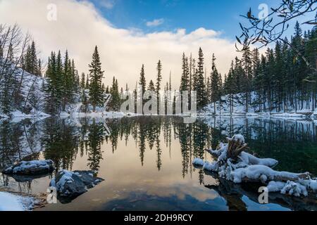 Obere Grassi Seen in der Wintersaison. Die Spiegelung der Seenoberfläche wie ein Spiegel. Canmore, Alberta, Kanada. Stockfoto