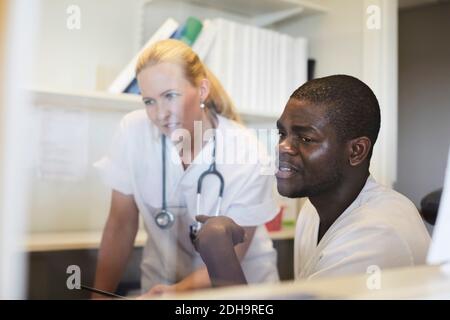 Krankenschwestern und Krankenschwestern, die im Krankenhausbüro arbeiten Stockfoto