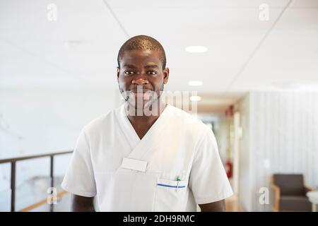 Porträt von selbstbewussten männlichen Krankenschwester im Krankenhaus stehen Stockfoto