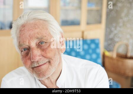 Porträt eines älteren Mannes im Krankenhaus Stockfoto