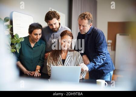 Kreative Profis mit Laptop im Büro Stockfoto