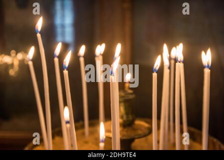 Kerzen leuchten am Geburtsort der Jungfrau Maria unter der Kirche St. Anna in Jerusalem Altstadt, Israel Stockfoto