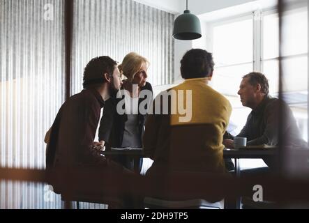 Kreatives Geschäftsteam im Vorstandszimmer im Büro Stockfoto