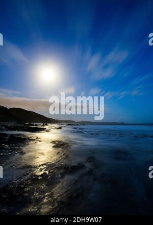 Mondschein über Whitsand Bay Stockfoto