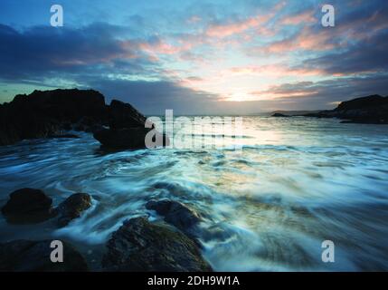 Abendlicht auf dem Meer in der Grotto, Whitsand Bay, Cornwall Stockfoto