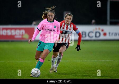 EINDHOVEN, NIEDERLANDE - 9. DEZEMBER: Lieke Martens vom FC Barcelona, Joelle Smits vom PSV während des UEFA Womens Champions League Spiels zwischen PSV und Stockfoto