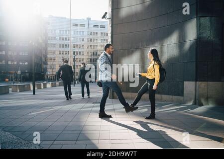 Mann und Frau begrüßen mit Füßen Stockfoto