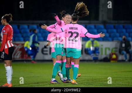 EINDHOVEN, NIEDERLANDE - 9. DEZEMBER: Lieke Martens vom FC Barcelona feiert, nachdem sie mit ihren Teamkollegen während der UEFA ihr viertes Tor erzielt hat Stockfoto