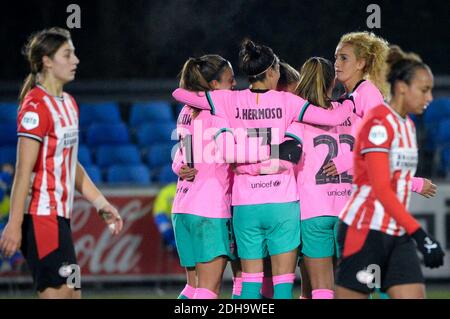 EINDHOVEN, NIEDERLANDE - 9. DEZEMBER: Lieke Martens vom FC Barcelona feiert, nachdem er mit seinen Teamkollegen während der UEFA ihr viertes Tor erzielt hat Stockfoto