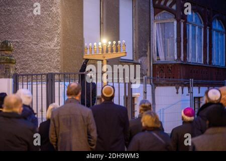 Magdeburg, Deutschland. Dezember 2020. Wadim Laiter, Leiter der Synagogengemeinde in Magdeburg, zündet das erste Licht am Hanukkah-Licht an. Hanukkah oder Festival of Lights ist ein achttägiges jüdisches Fest, das jährlich zum Gedenken an die Wiederweihung des zweiten Tempels in Jerusalem im Jahr 164 v. Chr. gefeiert wird.Quelle: Klaus-Dietmar Gabbert/dpa-Zentralbild/ZB/dpa/Alamy Live News Stockfoto