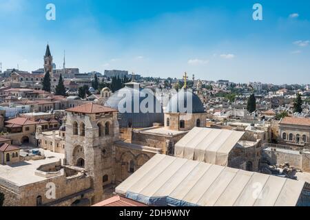 Luftaufnahme der Altstadt mit blauem Himmel von Jerusalem. Christliches Viertel und Kuppel der Grabeskirche. Blick von der lutherischen Kirche Stockfoto