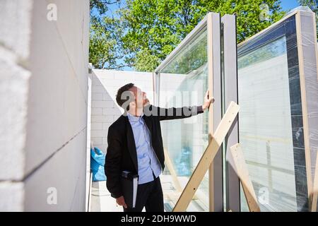 Architekt mit Datei Analyse auf der Baustelle an sonnigen Tag Stockfoto