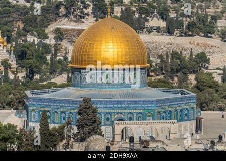 Der Felsendom, Qubbat al-Sakhra, ein islamischer Schrein auf dem Tempelberg in der Altstadt von Jerusalem. Luftaufnahme vom lutherischen Chur Stockfoto