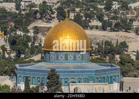 Der Felsendom, Qubbat al-Sakhra, ein islamischer Schrein auf dem Tempelberg in der Altstadt von Jerusalem. Luftaufnahme vom lutherischen Chur Stockfoto