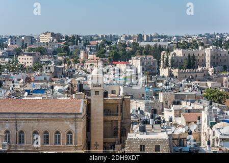 Luftaufnahme der Dächer von Gebäuden in der Altstadt von Jerusalem mit blauem Himmel. Blick von der Lutherischen Kirche des Erlösers. Stockfoto