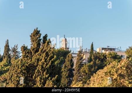 Ottoman-Stil Minarett der Kapelle der Himmelfahrt auf der Spitze des Ölbergs, östlich von Jerusalem, Israel. Stockfoto