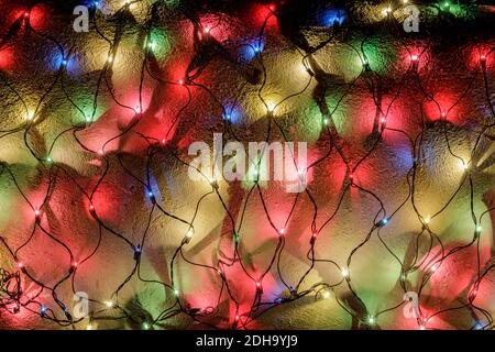 Mehrfarbige LED-Netzleuchten dekorieren Wand an Weihnachten Stockfoto