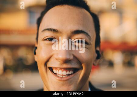 Nahaufnahme eines lächelnden jungen Mannes in der Stadt Stockfoto