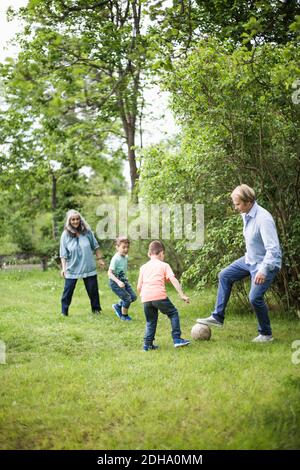 Familie spielt Fußball im Hinterhof Stockfoto