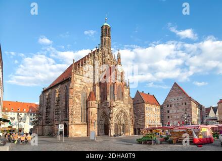 Nürnberg oder Nürnberg, Deutschland. Blick auf den Hauptmarkt und die Frauenkirche Stockfoto