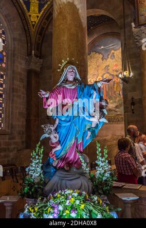 Statue der Jungfrau Maria in der Kirche aller Völker, oder Kirche oder Basilika der Agonie, auf dem Ölberg in Jerusalem, neben dem Garten von get Stockfoto