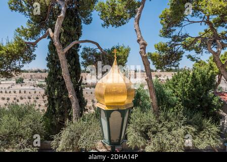 Straßenlaterne an der Kirche Maria Magdalena, eine russisch-orthodoxe Kirche auf dem Ölberg, in der Nähe des Gartens Gethsemane in Ost-Jerusalem, ist Stockfoto