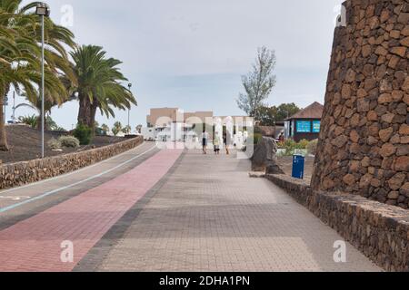 Lanzarote, Spanien - 1. Dezember 2020 : Bild der Fußgängerpromenade in Costa Teguise, Lanzarote Island, Spanien Stockfoto