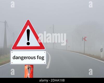 Warnschild für gefährlichen Nebel im Straßenverkehr Stockfoto