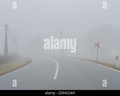 Nebel auf einer Straße in einer Kurve Stockfoto