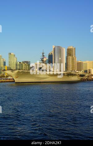 SAN DIEGO, CA -3 JAN 2020- Tag Außenansicht der USS Midway, ein historisches Marineflugzeugträger Museum in der Innenstadt von San Diego, Kalifornien, AT Stockfoto