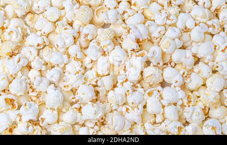 Zerstreut gesalzenem Popcorn, Textur Hintergrund. Stockfoto