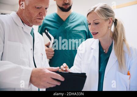 Low-Angle-Ansicht von Ärzten und Krankenschwester diskutieren über digitale Tablet im Krankenhaus Stockfoto