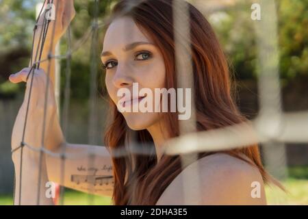 Eine wunderschöne Redhead Fitness-Modell Vorbereitung auf Volleyball spielen Stockfoto