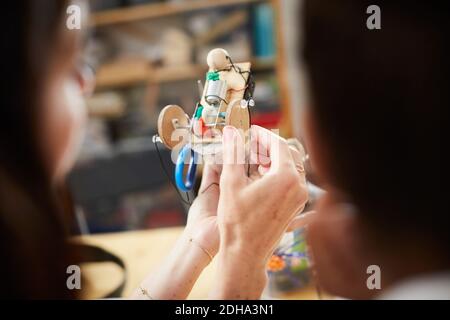 Zugeschnittenes Bild von reifen weiblichen Ingenieur halten Modell in der Werkstatt Stockfoto