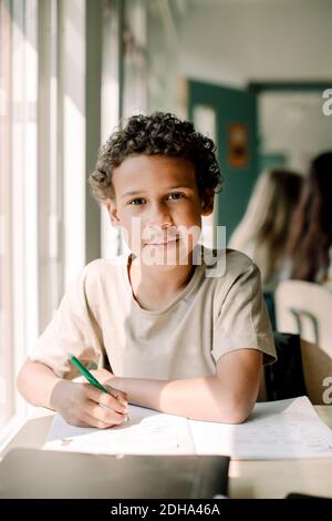 Portrait eines männlichen Studenten, der im Klassenzimmer studiert Stockfoto