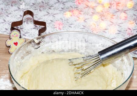 Knetteig für Ferienkekse. Selektiver Fokus Stockfoto