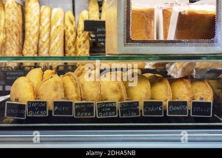 Ein Foto von Empanadas, traditionelles Gebäck mit verschiedenen Füllungen, auf einem Lebensmittelmarkt Stockfoto