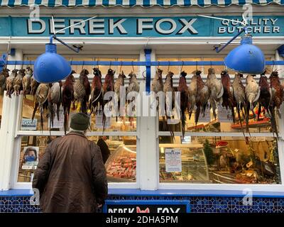 Derek Fox Butchers Shop in Malton North Yorkshire, die eine Reihe von Spiel zum Verkauf hat. Stockfoto