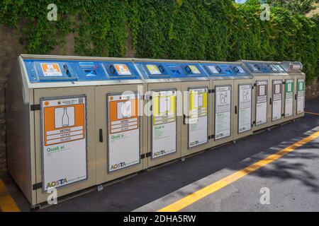 Zehn-Behälter-Recycling-Anlage in der Straße in Aosta, Aostatal, Italien. Es gibt zwei Behälter für Papier, Glas, organischen Abfall, Kunststoffverpackungen und Metall Stockfoto