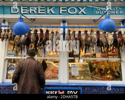 Derek Fox Butchers Shop in Malton North Yorkshire, die eine Reihe von Spiel zum Verkauf hat. Stockfoto