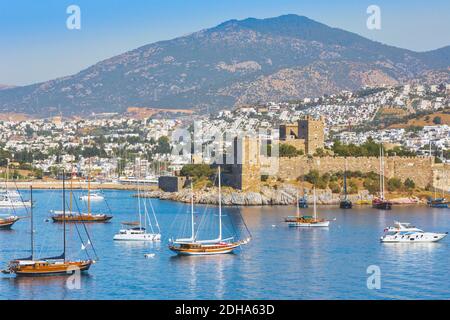 Bodrum, Provinz Mugla, Türkei. Blick über den Hafen zum Schloss St. Peter. Bodrum ist der alte Halikarnassus. Ab 2016 das Schloss St. Peter Stockfoto