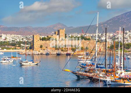 Bodrum, Provinz Mugla, Türkei. Blick über den Hafen zum Schloss St. Peter. Bodrum ist der alte Halikarnassus. Ab 2016 das Schloss St. Peter Stockfoto