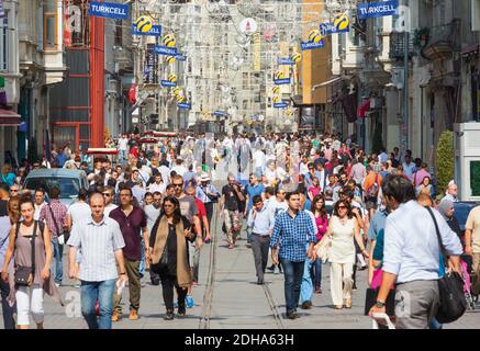 Istanbul, Türkei. Istiklal Caddesi. Die Istiklal Street ist eine der Haupteinkaufsstraßen Istanbuls. Stockfoto