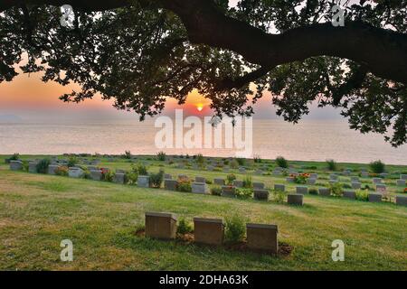 Anzac Cove, Gallipoli Peninsular, Canakkale Province, Türkei. Sonnenuntergang auf dem Friedhof von Ari Burnu am nördlichen Ende des Strandes von Anzac. Stockfoto