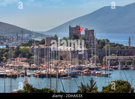 Bodrum, Provinz Mugla, Türkei. Blick über den Hafen zum Schloss St. Peter. Bodrum ist der alte Halikarnassus. Ab 2016 das Schloss St. Peter Stockfoto