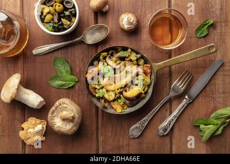 Ein Foto von einem rustikalen Pilze und Oliven saute mit Minze, mit Weißwein Stockfoto