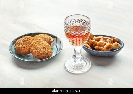 Ein Foto von einem Glas Wein mit Keksen Und Muttern Stockfoto