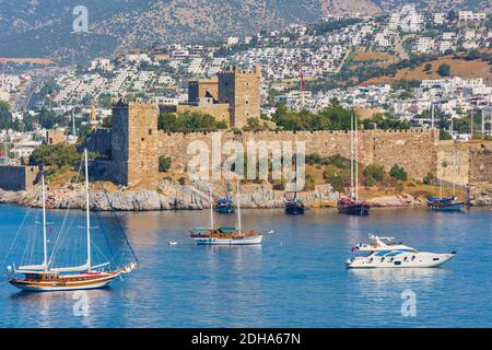 Bodrum, Provinz Mugla, Türkei. Blick über den Hafen zum Schloss St. Peter. Bodrum ist der alte Halikarnassus. Ab 2016 das Schloss St. Peter Stockfoto