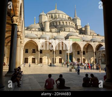 Istanbul, Provinz Istanbul, Türkei. Innenhof des Sultan Ahmet oder Sultanahmet Moschee, auch bekannt als die Blaue Moschee. Die Moschee ist Teil des H Stockfoto