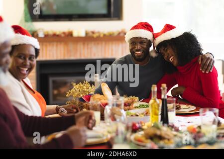 Mehrgenerationenfamilie mit weihnachtsessen zusammen Stockfoto